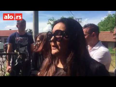 Dragana Mirković daje izjavu i plače na sahrani Sinana Sakića