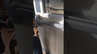 Locking and unlocking the door (allen key)