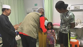 Pj Bupati Mempawah Bersama Kapusdalops BNPB RI Jenguk Warga Dirawat Usai Melahirkan di Tengah Banjir