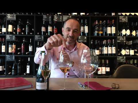 Piotr Kamecki testuje kieliszki do szampana