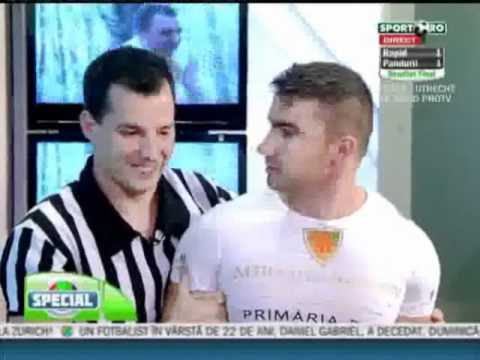 Fachiru lesina in direct incercand sa scoata un jet de lapte prin pleoapa ochiului!