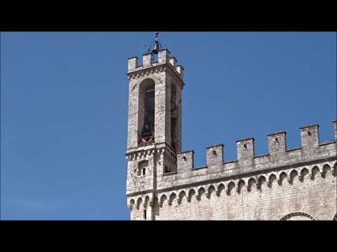 Campanone del Palazzo dei Consoli di Gubbio (Perugia) - Ripresa dal basso