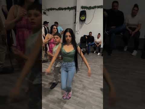 GITANA GUAPA CON PELAZO ESPECTACULAR BAILANDO RUMBA 💃#gypsy #gitanos #fiestagitana #duendegitano