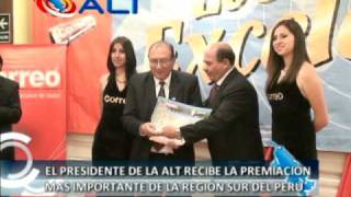Julián Barra Catacora, recibe el premio Excelente 2009 del diario Correo en Puno