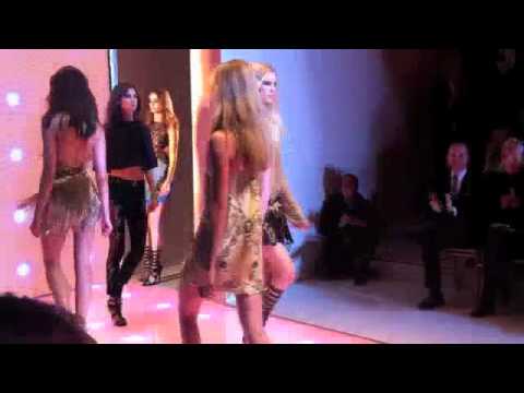 SFILATE DONNA MILANO SS2013 - VERSACE