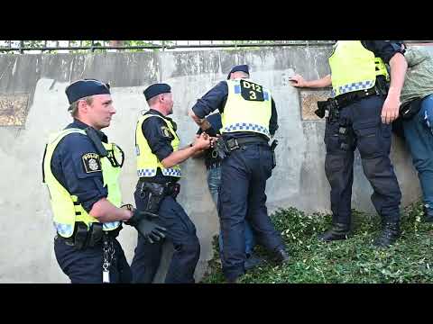 Polisen omhändertar stenkastare