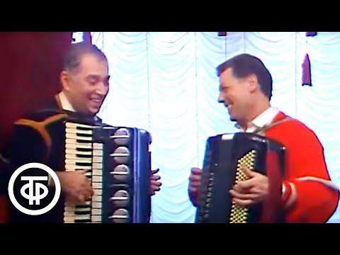 Попурри на темы популярных советских песен. Играют Георгий Мовсесян и Валерий Ковтун.