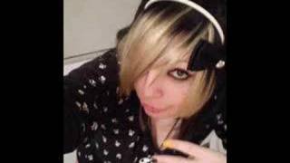 EMOgirls kissing (Blink 182 - The Rock Show)