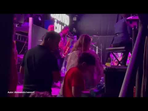 ČOLINA ŽENA PRVI PUT U JAVNOSTI Aleksandra IZNENADILA IZGLEDOM, pevač joj posvetio OVU PESMU