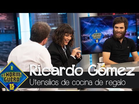 Ricardo Gómez recibe como regalo de Pablo Motos unos utensilios de cocina - El Hormiguero