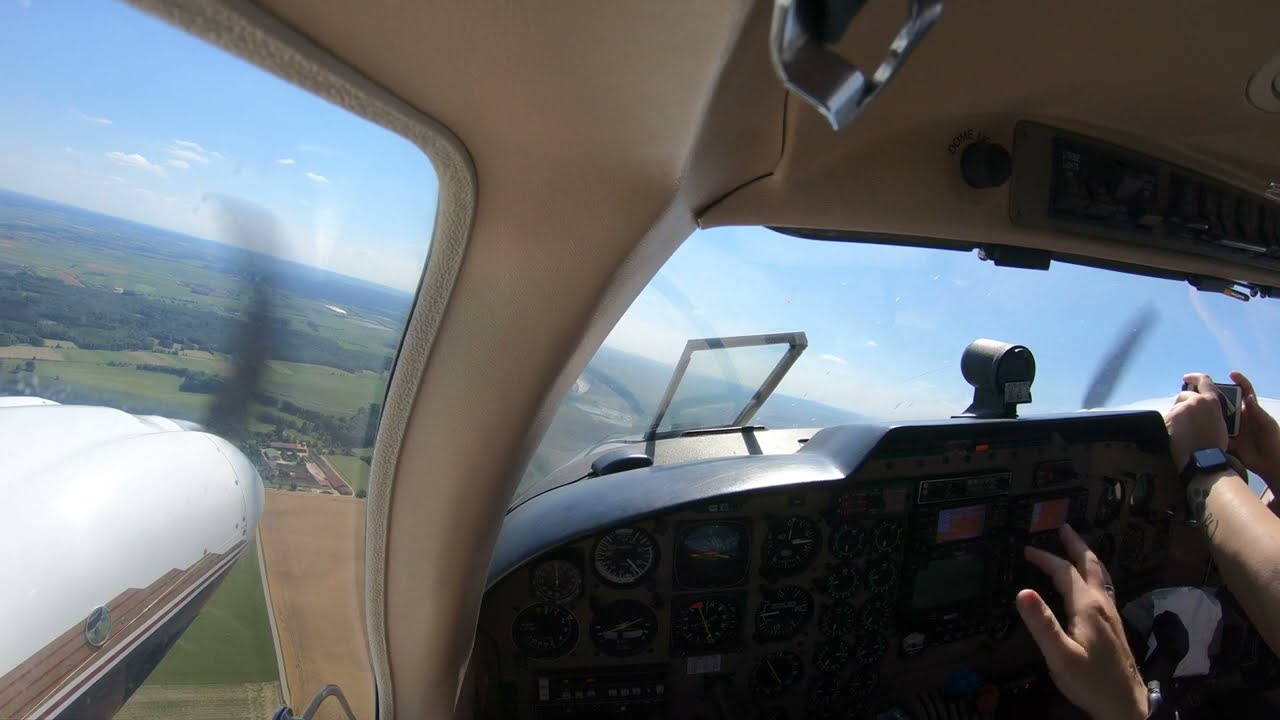 Piper Seneca V landing in Straubing ( Germany ) EDMS 4K