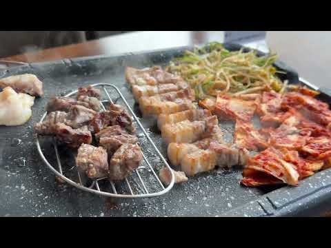Delicioso churrasco coreano autêntico em Seul, Coreia do Sul 2023