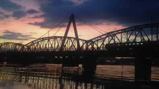 preview picture of video 'Zug auf einer Brücke, am Abend'