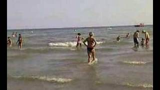 preview picture of video 'Ragazza in spiaggia a Grado'