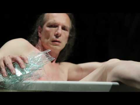 Interzis celor slabi de &icirc;nger! Cea mai periculoasă cascadorie face, &icirc;n continuare, &icirc;nconjurului internetului:  Omul care iese de sub 600 kilograme de sticlă mărunțită