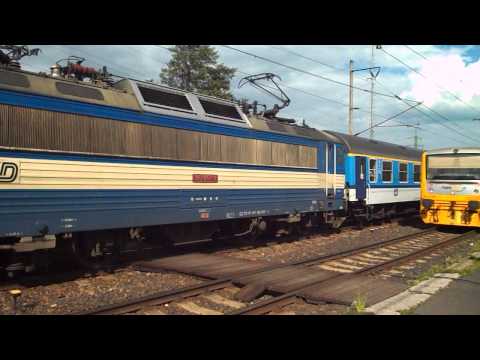 Odjezd vlaků Os 17611 a Os 7058 v neobvyklém řazení - Málkov, 28. 5. 2013