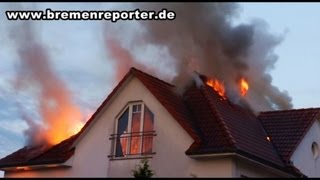 preview picture of video 'Dachstuhlbrand in Bassum - Großeinsatz für die Feuerwehr - keine Verletzten'