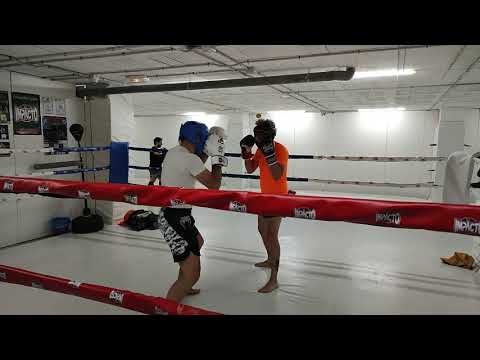 Victor ( esquina roja ) vs Mario ( esquina azul).Modalidad Boxeo