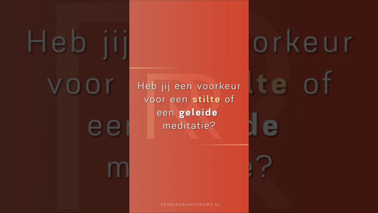 Een man zit met gekruiste benen op een bank, ogen gesloten, handen samen in zijn schoot. Over de afbeelding staat de Nederlandse tekst: ‘zitten op een bepaalde frequentie’.