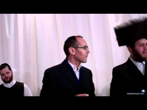 The Chosson Shimmy Engel & Yishai Lapidot Sing Ale Katan In Yiddish