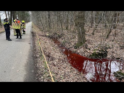 2023-01-27 Sloot kleurt felrood na dumping drugsafval in Gilze