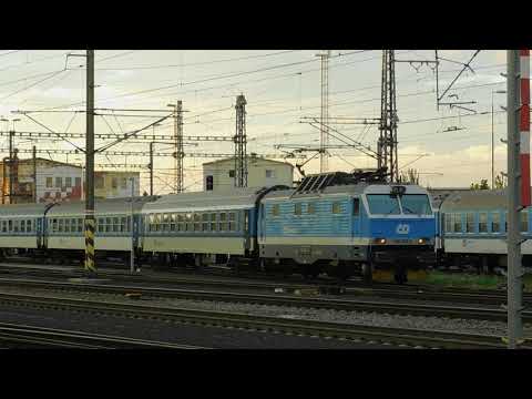 Lokomotiva 150.202 odpouští Olomouc s osobním vlakem směr Přerov