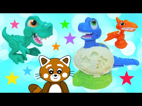 Pukkins den röda pandan leker med roliga dinosaurier - Lek med Play Doh lera - Lek med oss