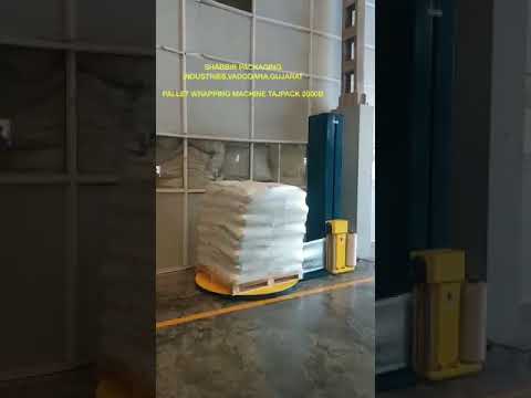 Automatic stretch wrapping machine