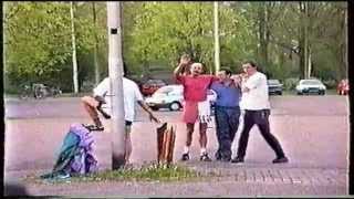 preview picture of video 'Straatvoetbal parkeerplaats Zandweerd Deventer.1995.'