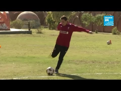مصري يصبح أكبر لاعب كرة قدم محترف في العالم بعمر 74 عاما