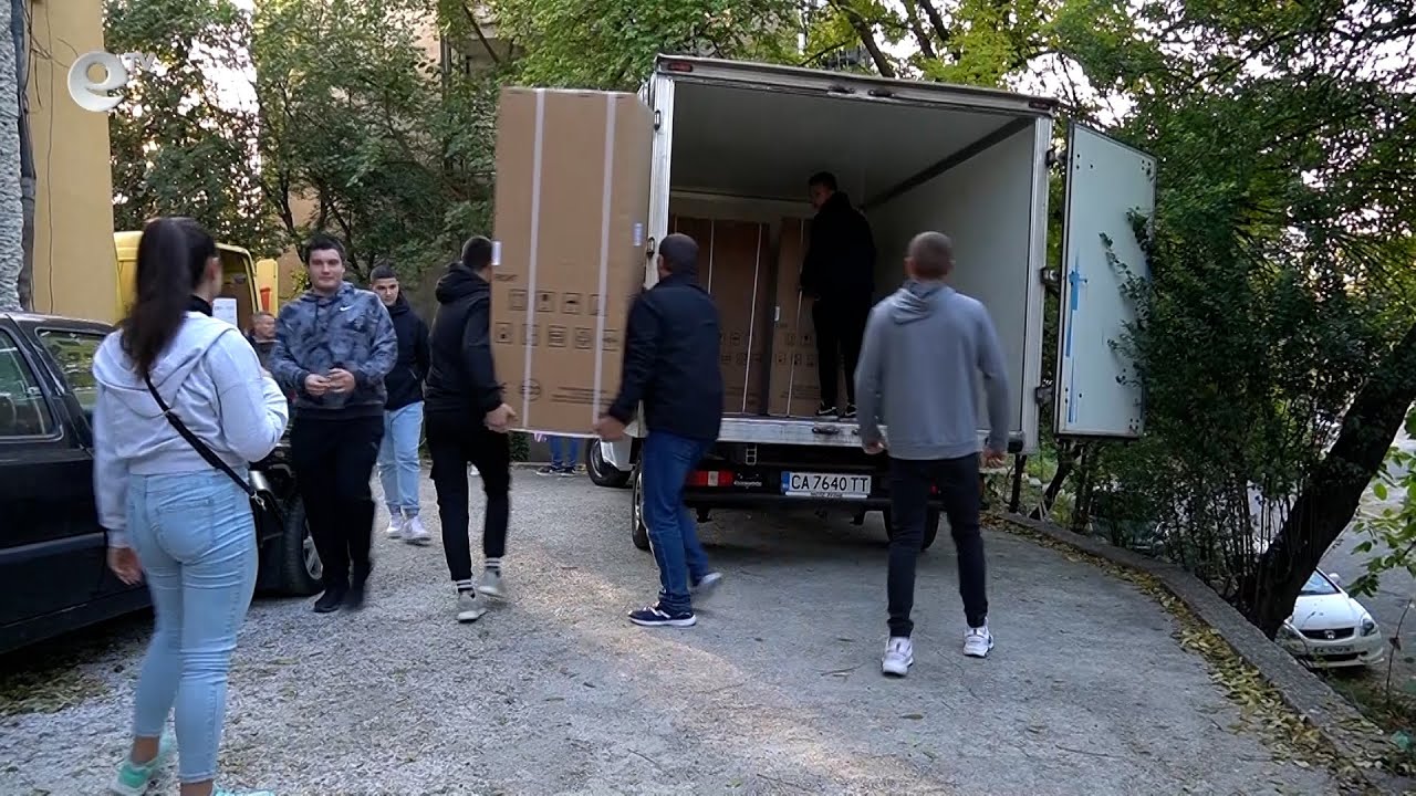 Ученици и учители дариха техника на 15 семейства от село Каравелово