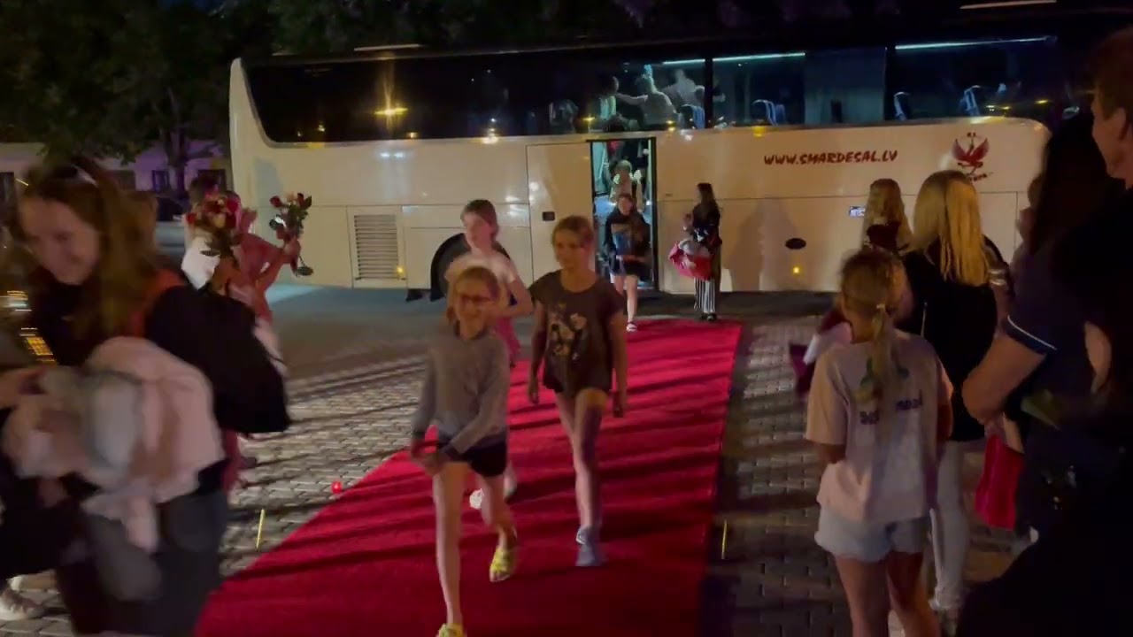 Pēc uzvaras festivālā svinīgi sagaida «Demo» dejotājus/foto un video/