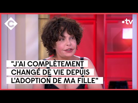 Isabelle Mergault et Josiane Balasko, leur recours à l'adoption - C à Vous - 01/06/2023