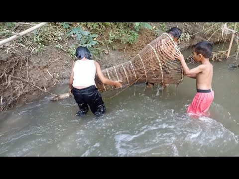 UNIQUE FISH TRAPPING SYSTEM USING BAMBOO || AMAZING KIDS FISHING || PART 13