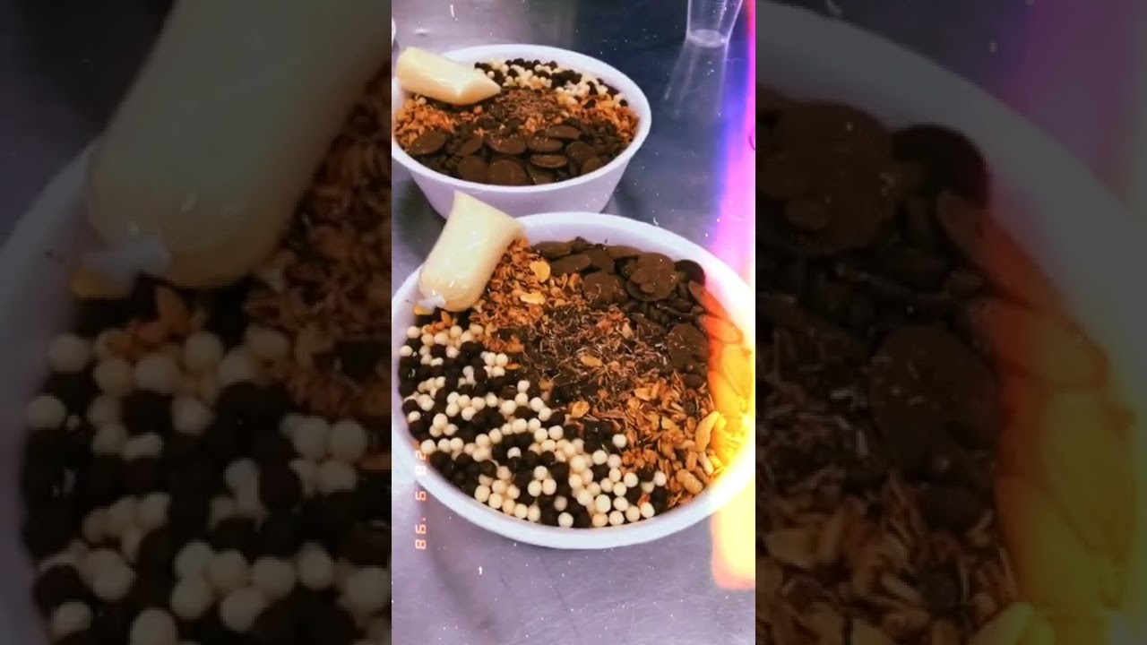 Assaí com bolinhas de chocolate, leite condensado, granola e gotas de chocolate.