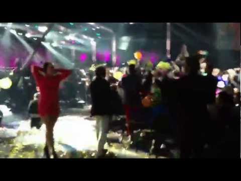 Robins pappa och tjej jublar när Robin vinner Melodifestivalen 2013