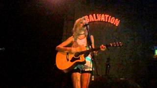 Nina Nesbitt singing Stay Out in Los Angeles