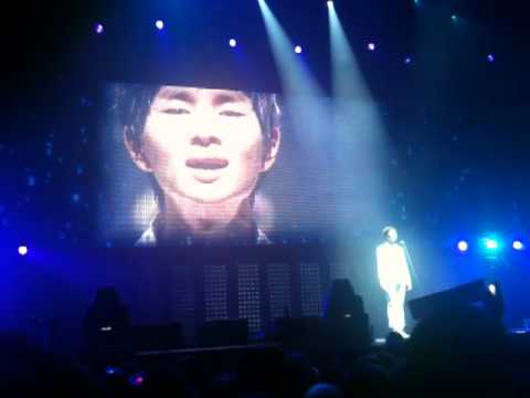 {fancam} SHINee Onew solo opera 'Nessun Dorma' at SMTown concert in Paris 110610