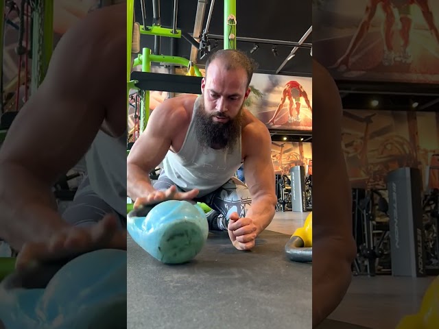 Vídeo relacionado con GRAND BASICS Juego de 12 pósteres grandes laminados de entrenamiento, pósteres perfectos para el gimnasio en casa, tablas de ejercicios, incluye mancuernas, posturas de yoga, pesas rusas,