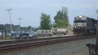 preview picture of video 'Norfolk Southern 7606 pulls 3 light engines in Vermilion,Ohio'