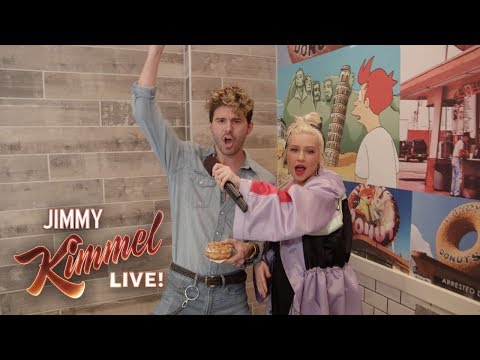 克里斯蒂娜-阿奎萊拉在甜甜圈店惡作劇毫無防備的顧客。 (Christina Aguilera Pranks Unsuspecting Customers at Donut Shop)