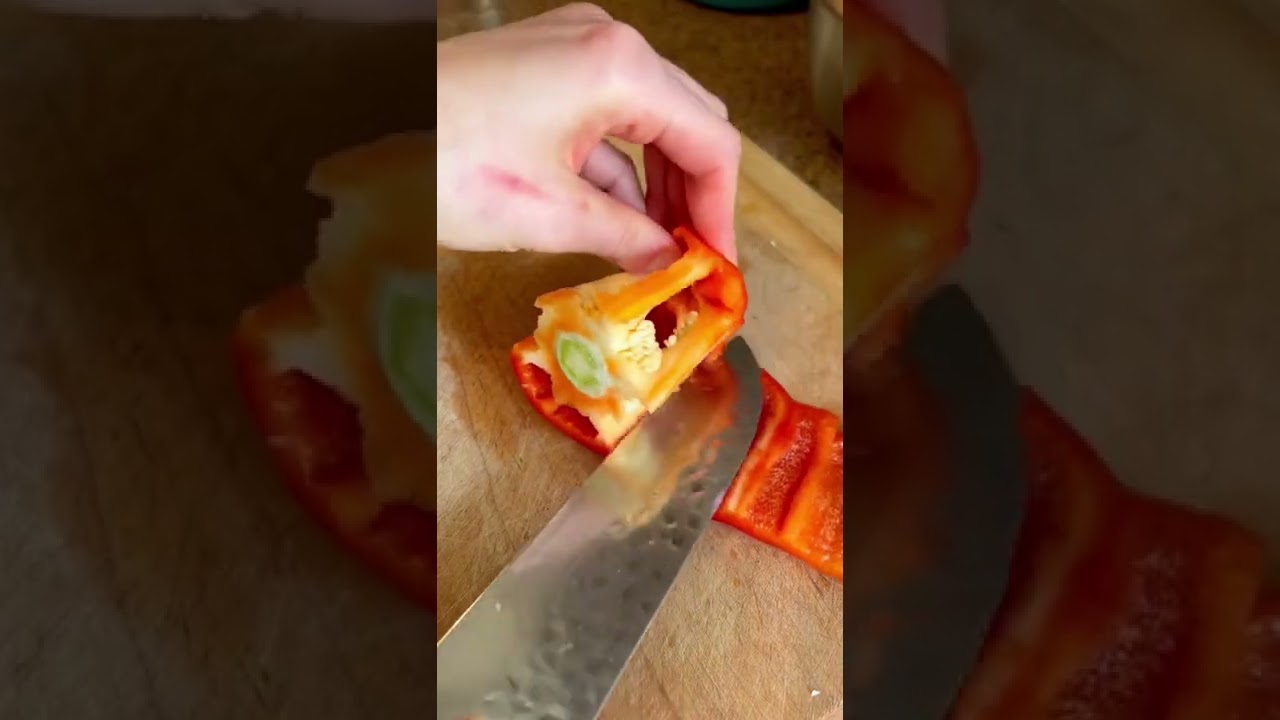 How to cut a bell pepper like a chef - no mess and no seeds flying everywhere #cooking #bellpepper