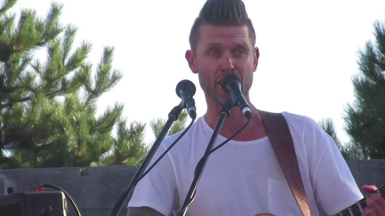 Andrew Allen performs medleys at Stuart Park, Kelowna, BC (2)