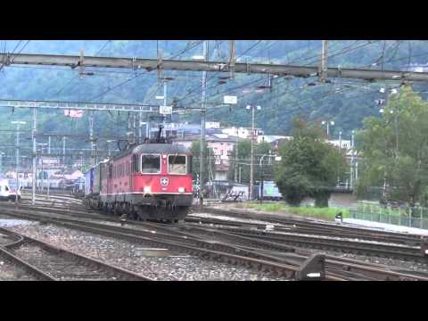 DOPPIA DI SBB Re 6/6 + Re 4/4 CON MERCI PARTE DA CHIASSO. 17 - 10 - 2015.