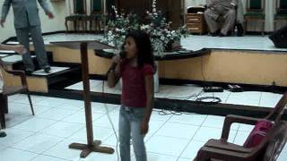 preview picture of video 'Sara louvando na Igreja Assembleia de Deus em Brasilândia MS'