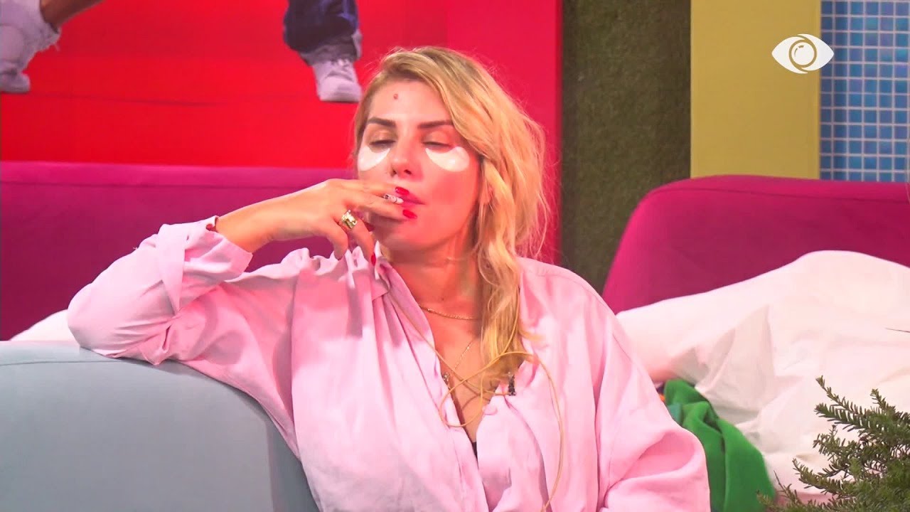 Pas puthjeve dhe përqafimeve me Meritonin, Ilnisa momente vetëm, shkon për një cigare oborr