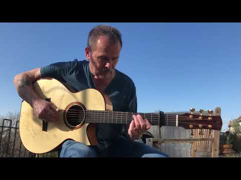 Martin Simpson playing his Taran Guitars DS3 Tirga Mhor