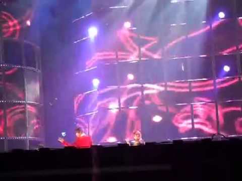 Fancam: 121214 2NE1 Performs "I Love You" at the 2012 Melon Music Awards