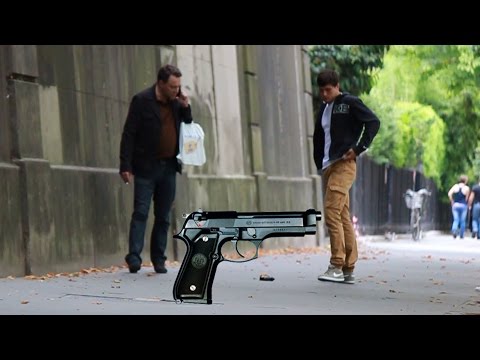 Faire tomber un pistolet à Paris / Dropping the gun in Paris (Prank - Camera Cachée)