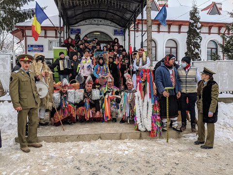 Traditii datini obiceiuri din Moldova : colinde + ursii + caii + capra  decembrie 2021 comuna Romani